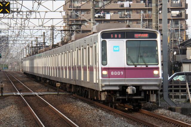 東京メトロ8000系 半蔵門パープル 片道90キロ以上のロングランナーです まつもとあずさ が3番線にまいります