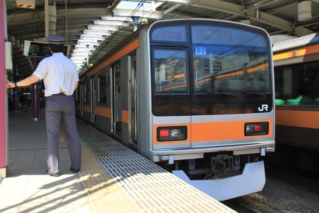 中央線に209系1000番台が代打で登場 エメラルドグリーンからオレンジバーミリオンに衣替え まつもとあずさ が3番線にまいります