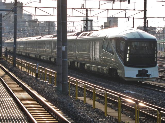 尾久駅の側線から 四季島とカシオペアのコト まつもとあずさ が3番線にまいります 尾久駅の側線から 四季島とカシオペアのコト まつもとあずさ が3番線にまいります
