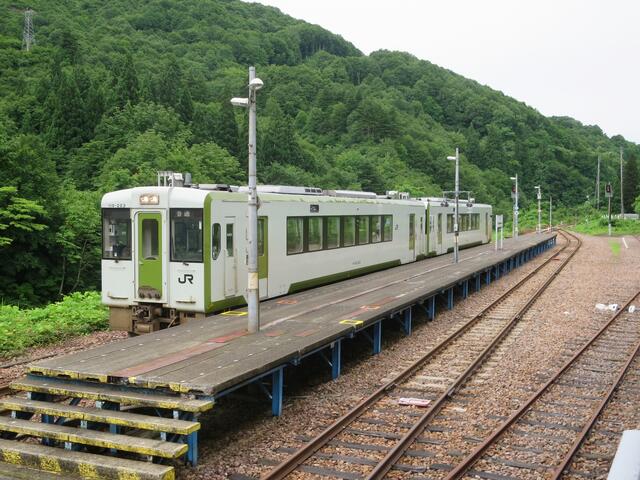 只見線 小出方でキハ110系が走り始めました まつもとあずさ が3番線にまいります