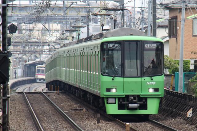 京王8000系 高尾山 緑一色はjr西日本 やっちまったな 京王 まつもとあずさ が3番線にまいります