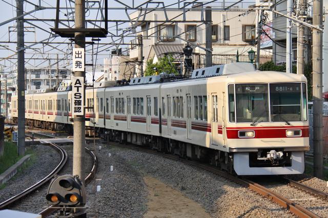 新京成電鉄00形 旧塗装とまさかのコーポレートカラー まつもとあずさ が3番線にまいります