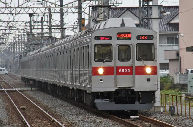 東急 田園都市線8500系 昭和な銀色電車はコルゲート まつもとあずさ が3番線にまいります