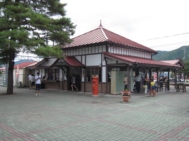 秩父鉄道 長瀞駅 開業当時の味ある駅舎はちょっと狭っこい まつもとあずさ が3番線にまいります
