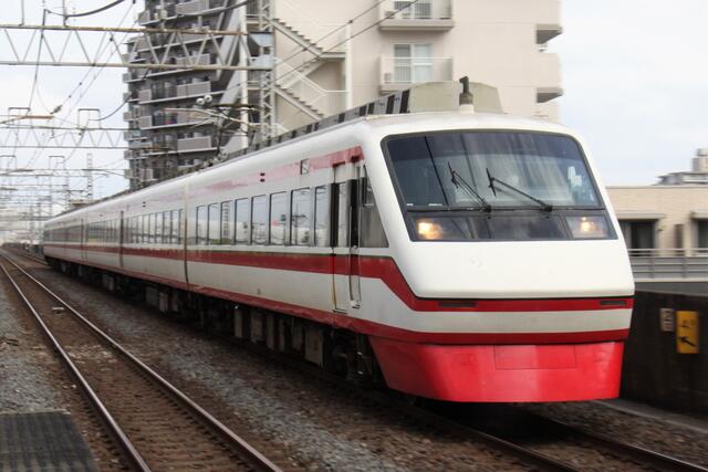 東武 0系 りょうもう 復刻カラーの2編成も加わったけど 0系の将来は明るくない まつもとあずさ が3番線にまいります