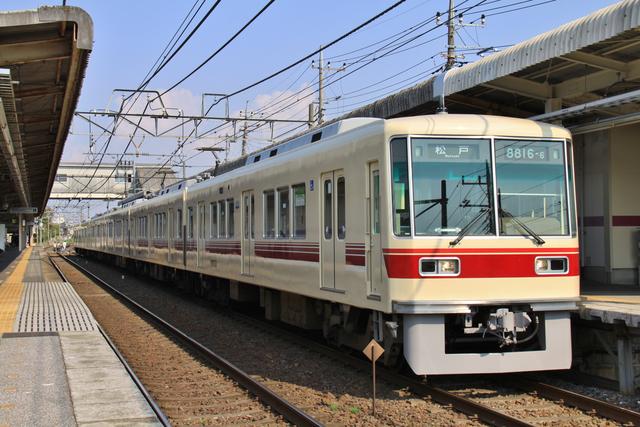 新京成電鉄00形 旧塗装とまさかのコーポレートカラー まつもとあずさ が3番線にまいります