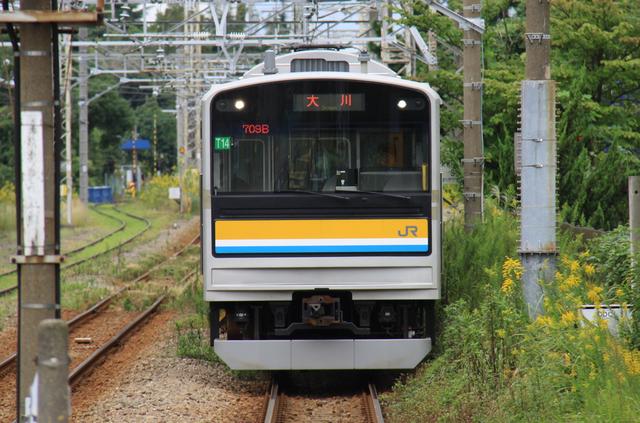 鶴見線の5系 都会の中のローカル線は工場勤務の通勤路線 まつもとあずさ が3番線にまいります 鶴見線の5系 都会の中のローカル線は工場勤務の通勤路線 まつもとあずさ が3番線にまいります