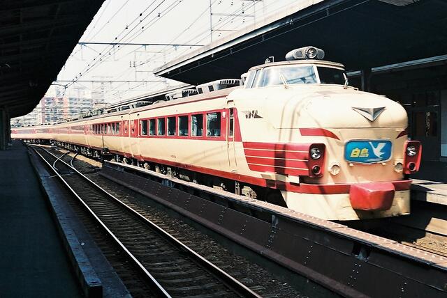特急列車 ボンネット型のスタイルも悪くはないよ まつもとあずさ が3番線にまいります