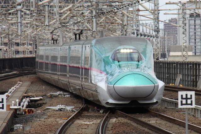 E5系新幹線 西鹿児島行きじゃないよ 北海道へ連れてく はやぶさ だよ まつもとあずさ が3番線にまいります