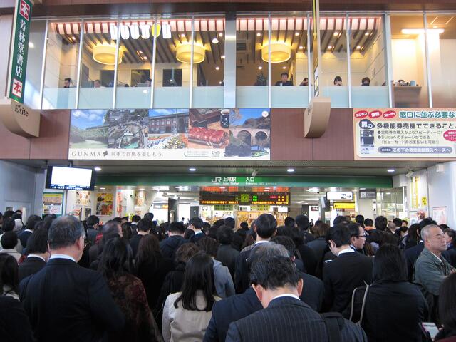 高崎線・上尾駅～「一般参賀」で全国区になっちゃった駅！ : 「まつもとあずさ」が3番線にまいります！