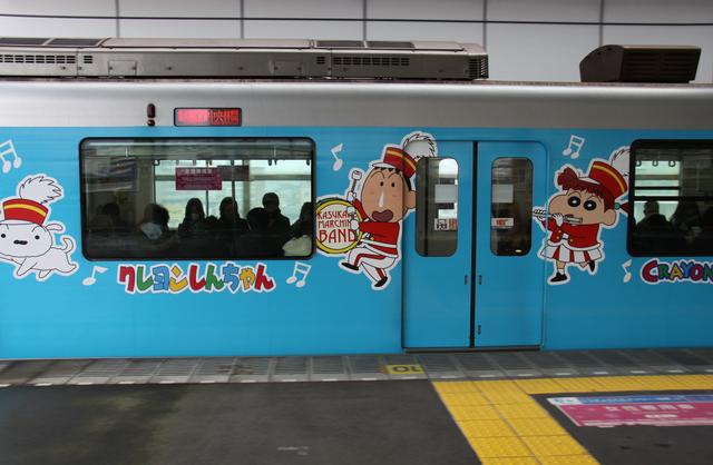 東武系が クレヨンしんちゃん 25周年のラッピング 全編成のコンプリートは無理そうだゾ まつもとあずさ が3番線にまいります 東武系が クレヨンしんちゃん 25周年のラッピング 全編成のコンプリートは無理そうだゾ まつもとあずさ が3番線にまいります