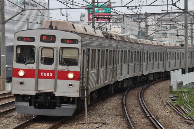 東急 田園都市線8500系 昭和な銀色電車はコルゲート まつもとあずさ が3番線にまいります