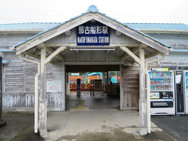 内房線 那古船形駅 ホーロー板の残る木造駅舎はakbのロケ地です 一方 君津から先は末端化改装中 まつもとあずさ が3番線にまいります 内房線 那古船形駅 ホーロー板の残る木造駅舎はakbのロケ地です 一方 君津から先は末端化改装中 まつもとあずさ が3番線にまいります