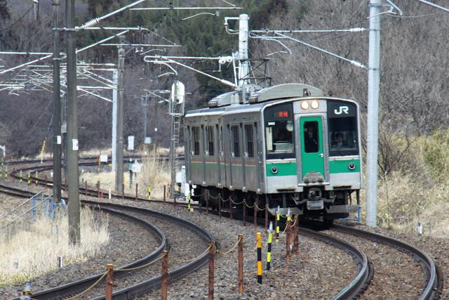 東北本線 701系 プレハブな建付けはe127系譲りの交流電車 まつもとあずさ が3番線にまいります