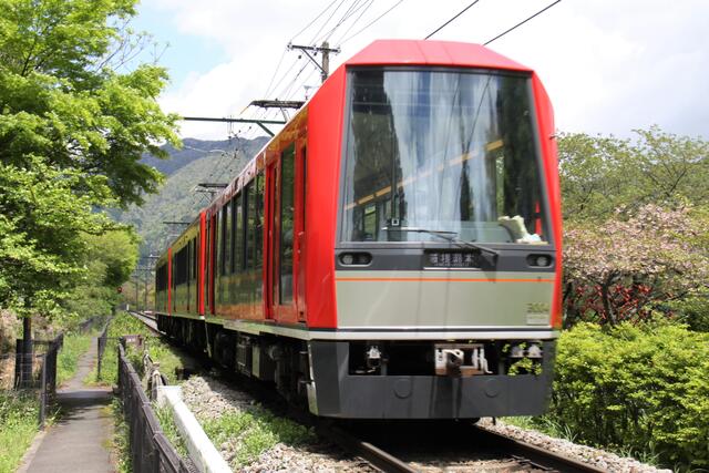 箱根登山鉄道・3000形「アレグラ号」～眺め最高な電車が来たよ！ 奇抜