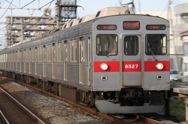 東急 田園都市線8500系 昭和な銀色電車はコルゲート まつもとあずさ が3番線にまいります