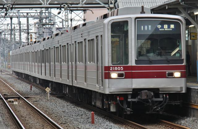 伊勢崎線からメトロ直通 東武20000系 結局やっぱり3扉 まつもとあずさ が3番線にまいります