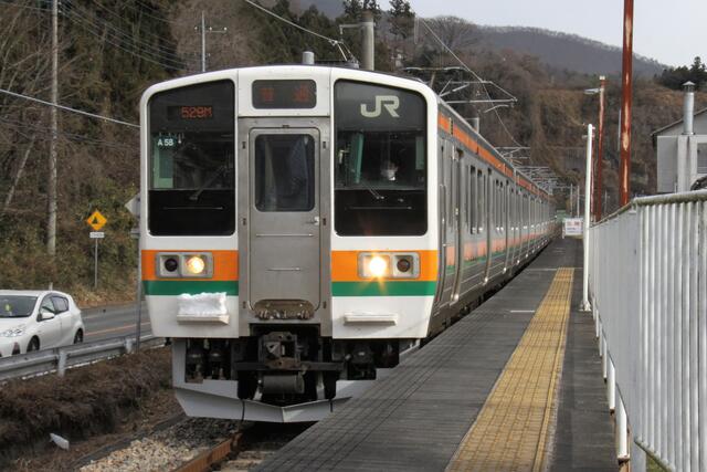 吾妻線の211系 スカートは雪仕様 ミカン色の帯はまだまだ走るよ まつもとあずさ が3番線にまいります 吾妻線の211系 スカートは雪仕様 ミカン色の帯はまだまだ走るよ まつもとあずさ が3番線にまいります