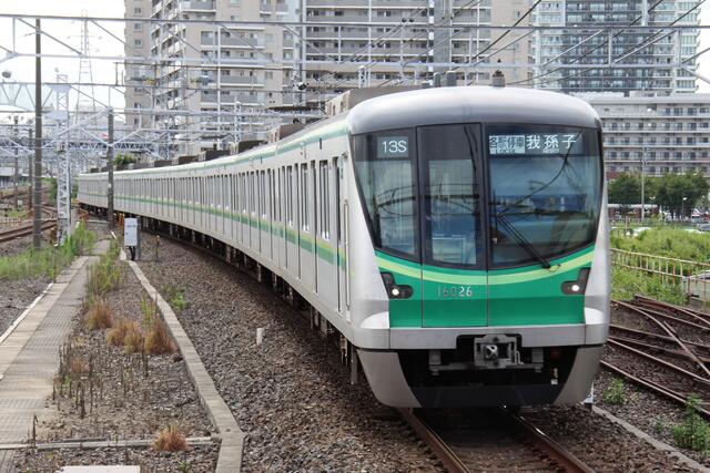 東京メトロ千代田線 16000系 こまち と同じ 奥山デザインのスーパー地下鉄車両 まつもとあずさ が3番線にまいります