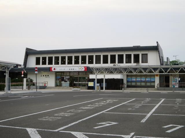 東北本線 二本松駅 霞ヶ城を模した駅舎には戊辰戦争の悲劇あり まつもとあずさ が3番線にまいります