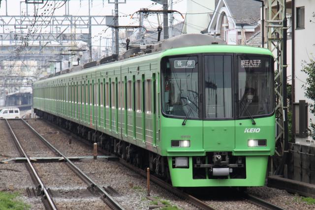京王8000系 高尾山 緑一色はjr西日本 やっちまったな 京王 まつもとあずさ が3番線にまいります