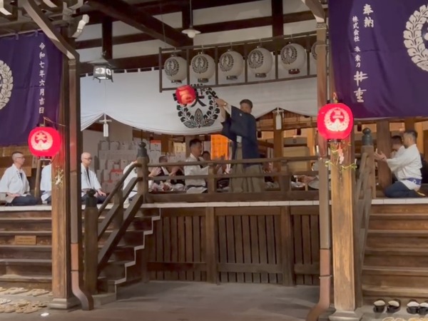 25-11-10-18-47-18-405_deco