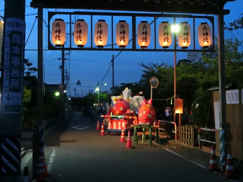 17 桑名市 金魚まつり 神社前2f特設祭事場