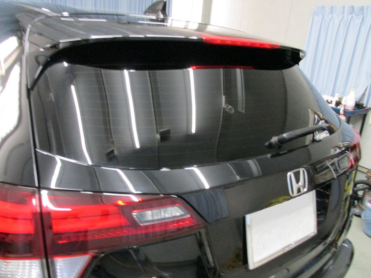 ホンダ ヴェゼル リアガラスフィルム重ね貼り 埼玉県 蕨市 カーディテイリングショップ K Mカーリフレッシュ ホンダ ヴェゼル リアガラスフィルム重ね貼り 埼玉県 蕨市 カーディテイリングショップ K Mカーリフレッシュ