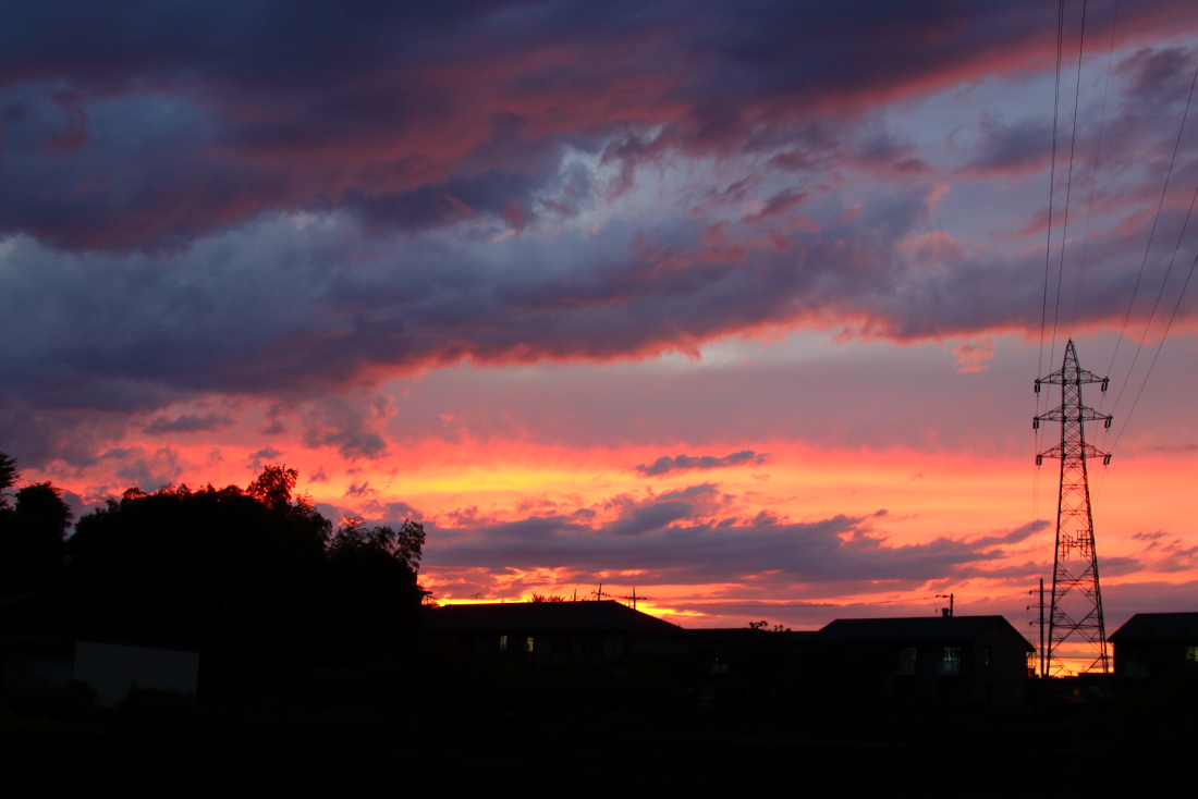黒い雲と茜色の夕焼け 今日もカメラを持って