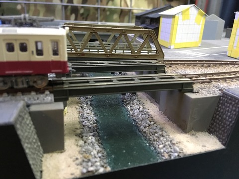 Nゲージ 鉄道ジオラマ 川沿いを走るローカル線 高架下 ガーター橋