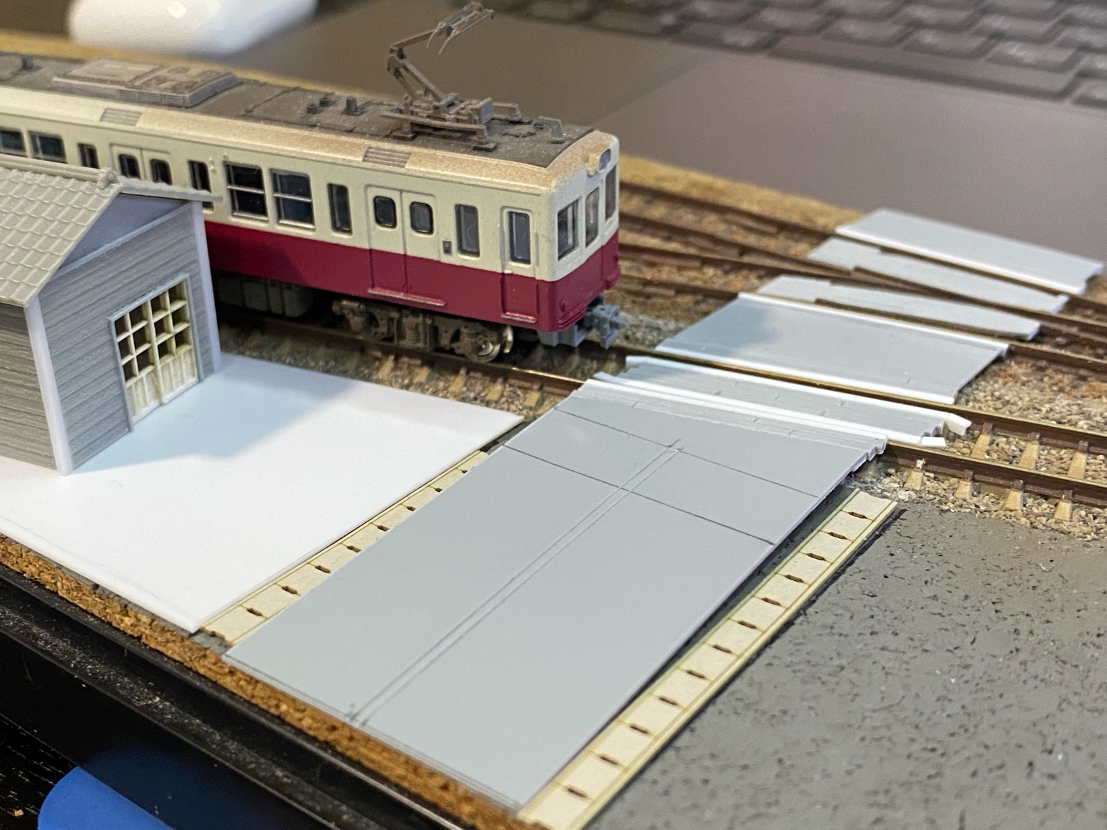廃セメントサイロのある駅ジオラマを作る(4)道路と踏切の製作