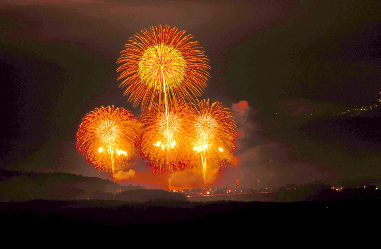 湖を焦がす花火大会 長野県信濃町 日本の原風景