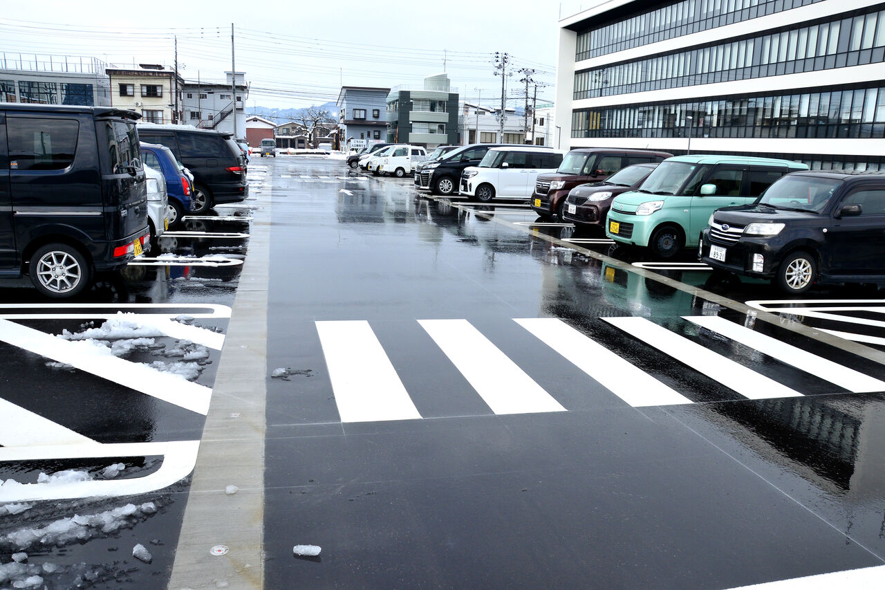 日本の原風景 患者用駐車場の一部で共用開始(新潟県立十日町病院) 日本の原風景 患者用駐車場の一部で共用開始(新潟県立十日町病院)