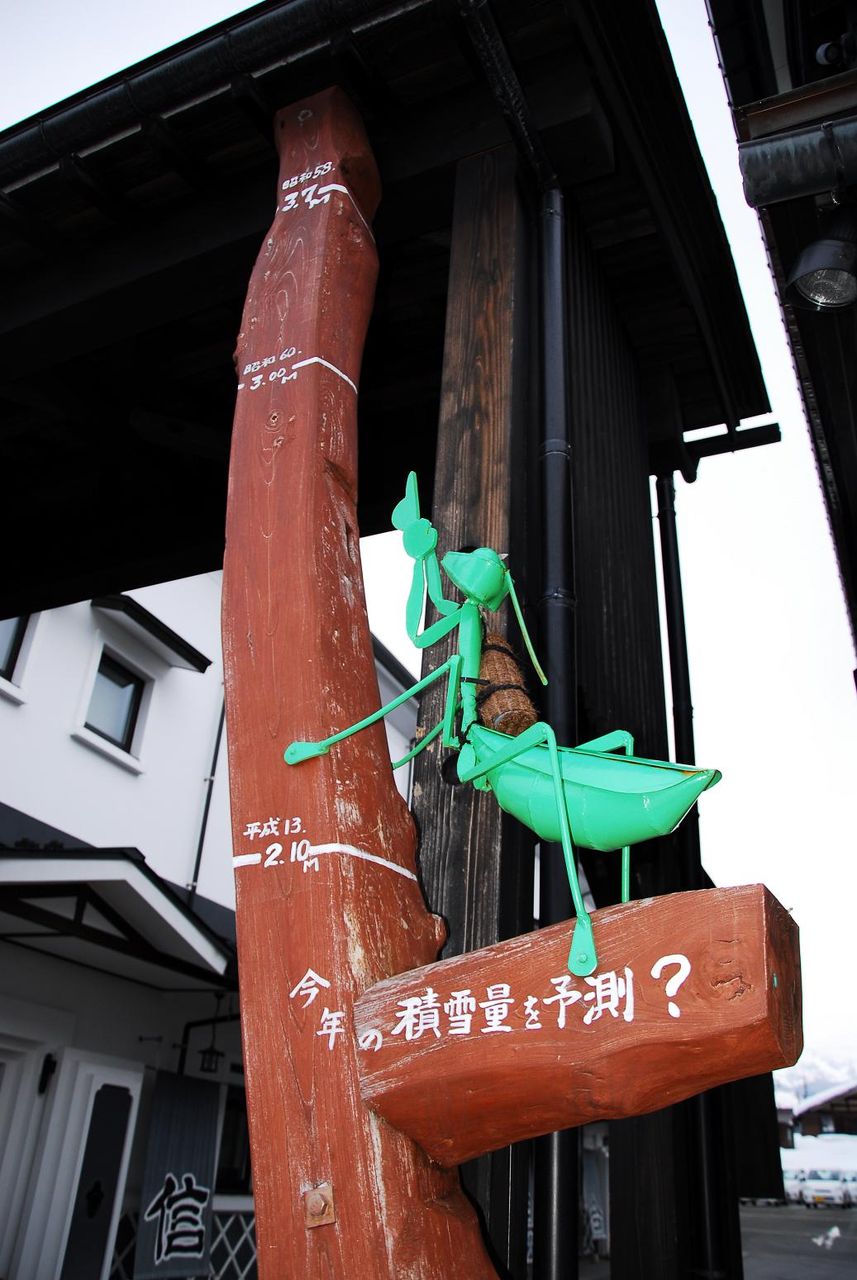 雁木通りに「カマキリ」のオブジェ（新潟県・南魚沼市塩沢） : 日本の