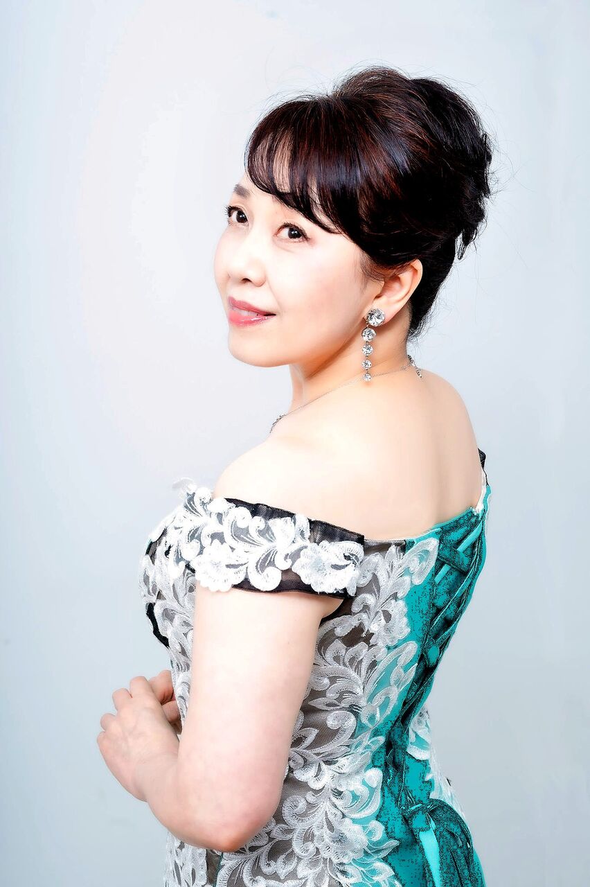 輝くような美声と抒情的な歌唱（ソプラノ歌手の三上道子さん） : 日本