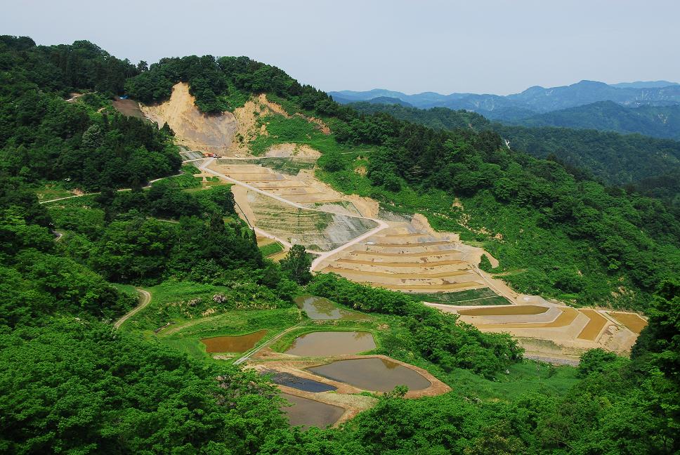 地震で崩れた棚田が甦る 新潟県十日町市 清水の棚田 日本の原風景 地震で崩れた棚田が甦る 新潟県十日町市 清水の棚田 日本の原風景