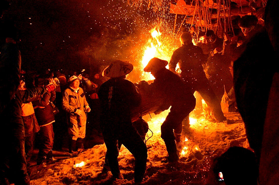伝統の道祖神祭り 長野県野沢温泉村 日本の原風景 伝統の道祖神祭り 長野県野沢温泉村 日本の原風景