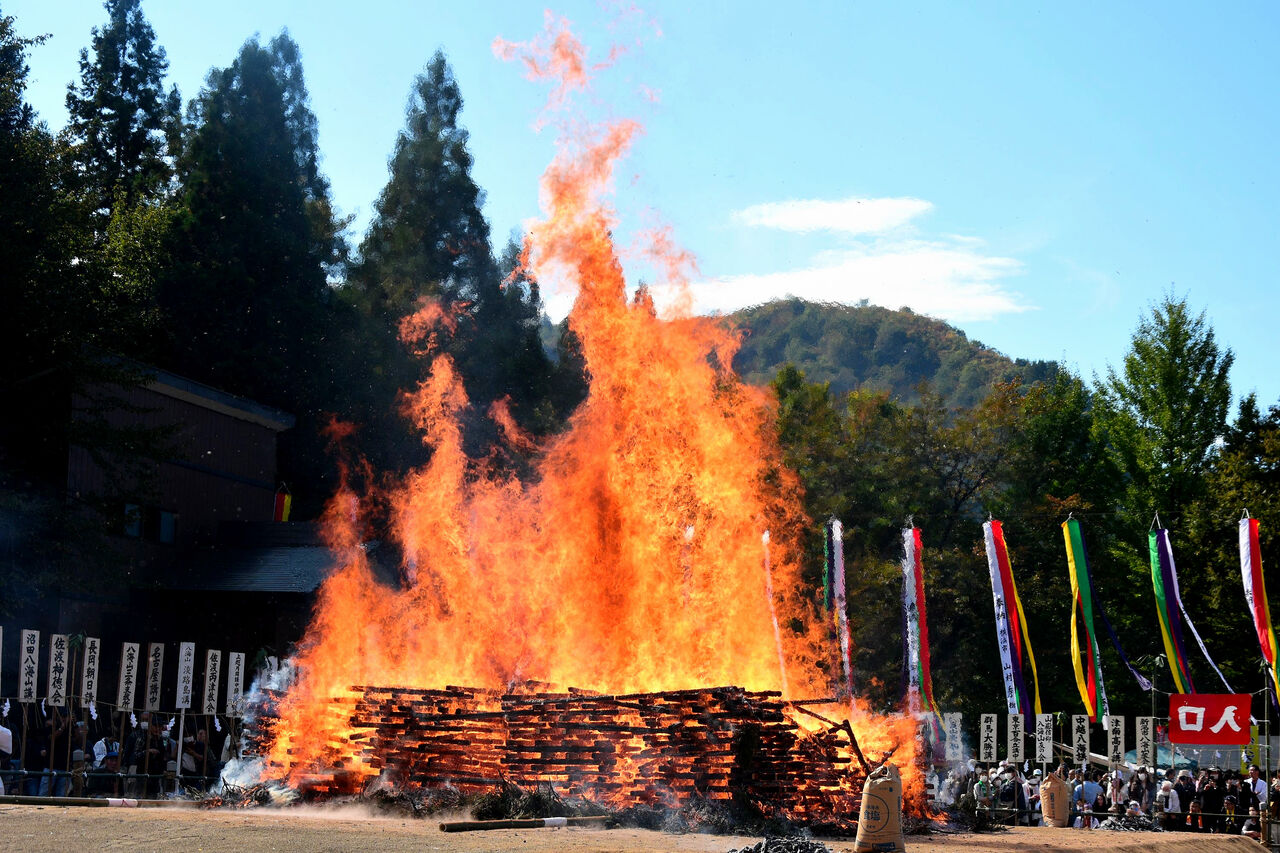 日本の原風景 : 八海山尊神社「火渡り祭」賑わう(新潟県南魚沼市)