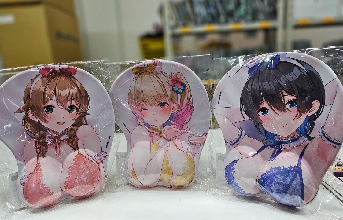 『バニーガーデン』女の子たちがえっちな下着姿丸出しのエロいマウスパッドなどエログッズ