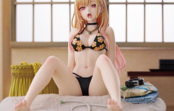 『その着せ替え人形は恋をする』喜多川海夢のえっちな水着でM字開脚してるエロフィギュア