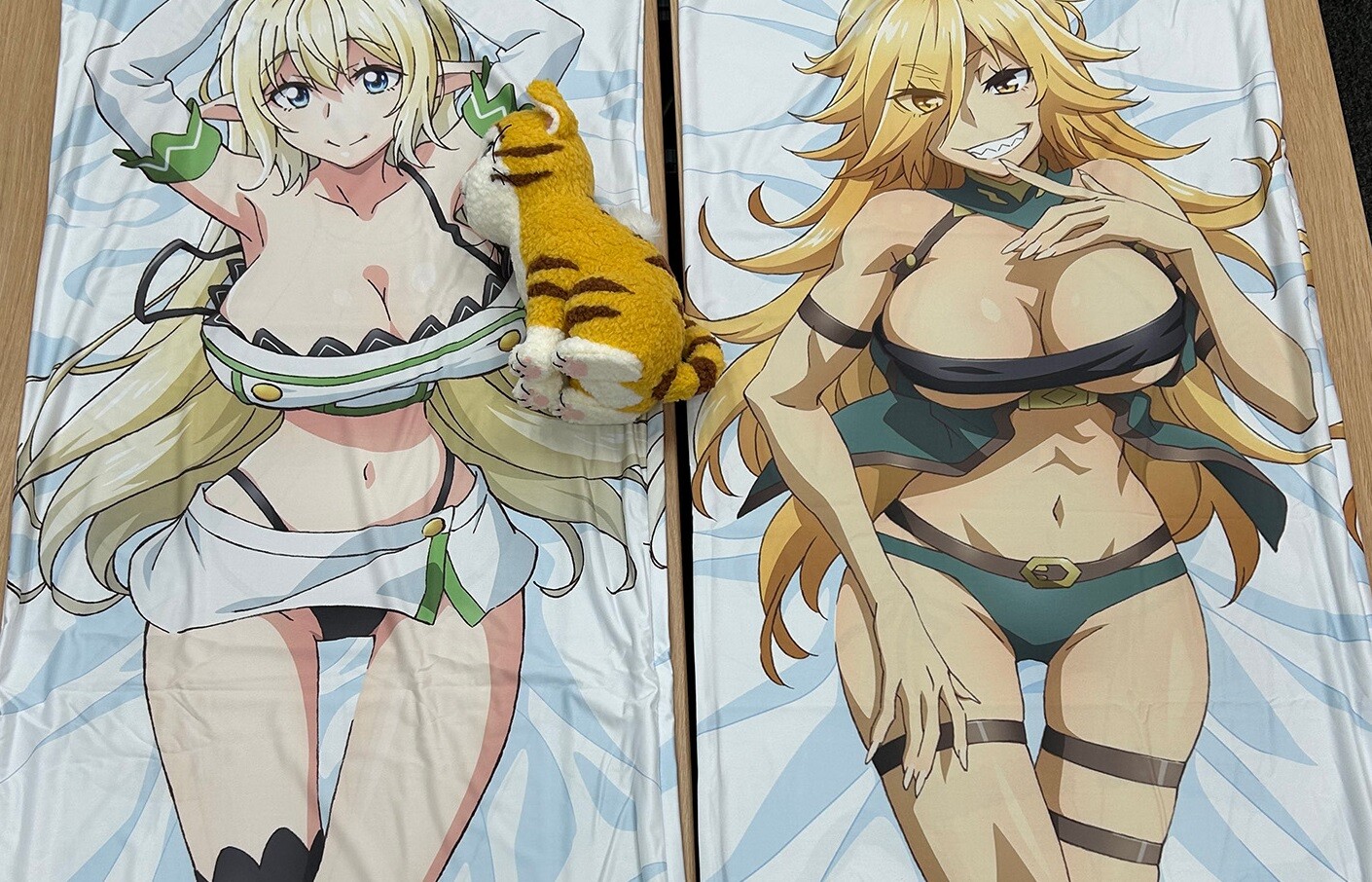 『ベヒ猫』女の子のえっちなムチムチのエロい抱きまくらやエロおっぱいマウスパッドなど