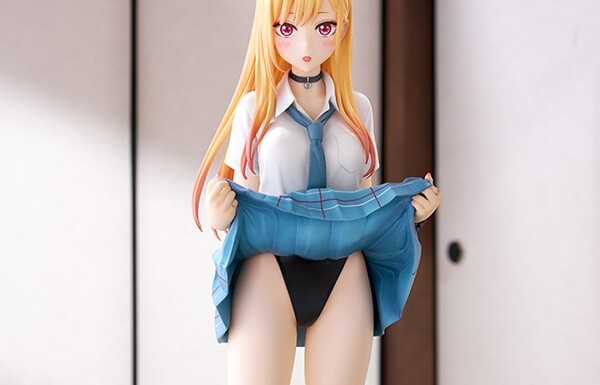 『その着せ替え人形は恋をする』喜多川海夢のスカートたくし上げハイレグ水着エロフィギュア