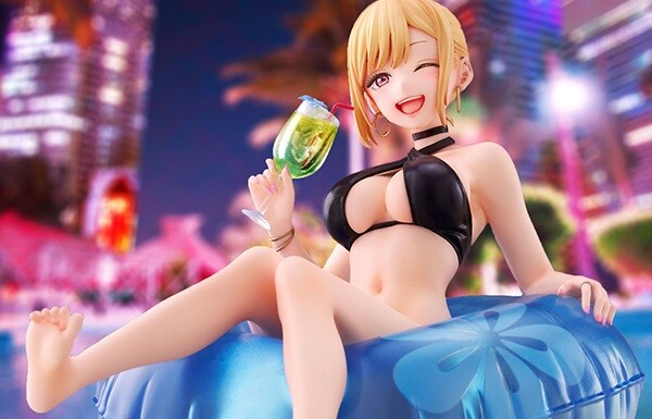 『その着せ替え人形は恋をする』喜多川海夢のえっちなナイトプールバージョンのエロ水着！