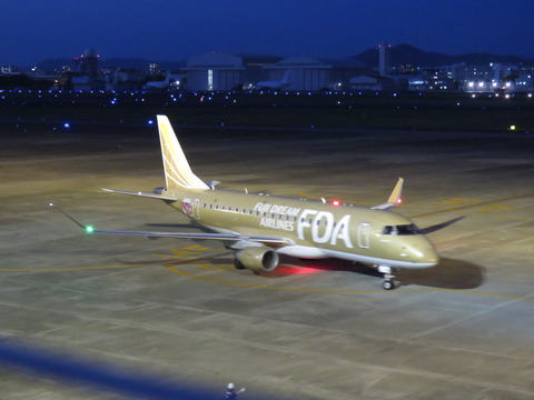 26年4月21日夜間名古屋空港 044