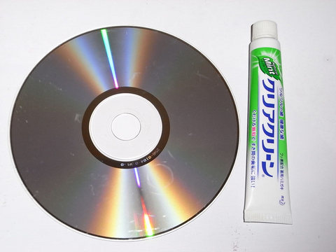 傷ついたCD・DVDが歯磨き粉で復活!?