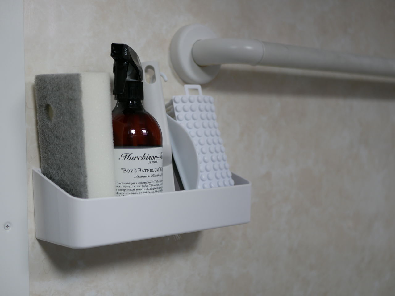 ニトリ お掃除道具が全部スッキリ収まる 真っ白ラックが使えました ちいさなおうちのちいさなしあわせ