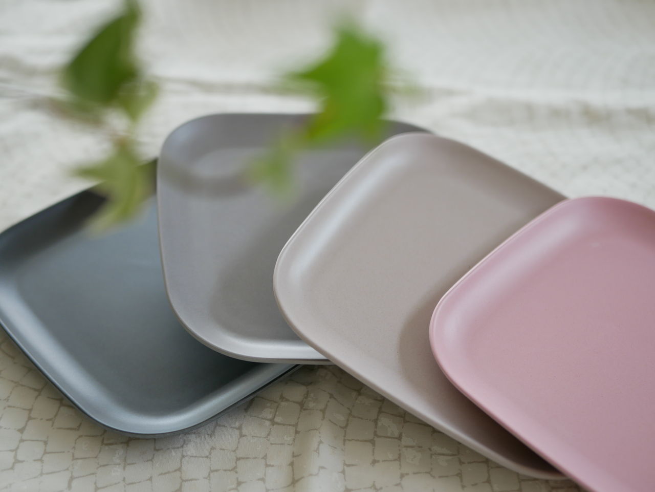 セリア 即買いのモノトーン お外で使いたい くすみカラーがかわいい食器 ちいさなおうちのちいさなしあわせ