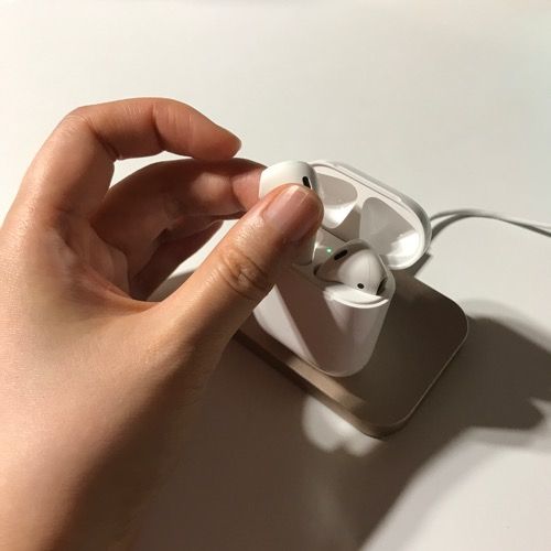 iPhone充電スタンドAirPods乗せた写真2