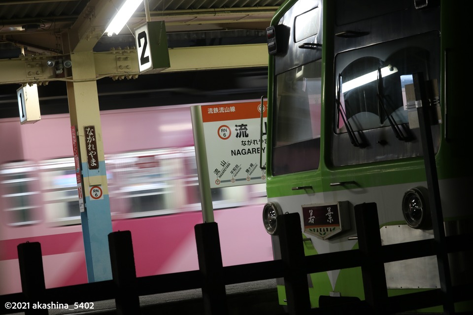 流山駅から上り馬橋行の「さくら」が発車していく