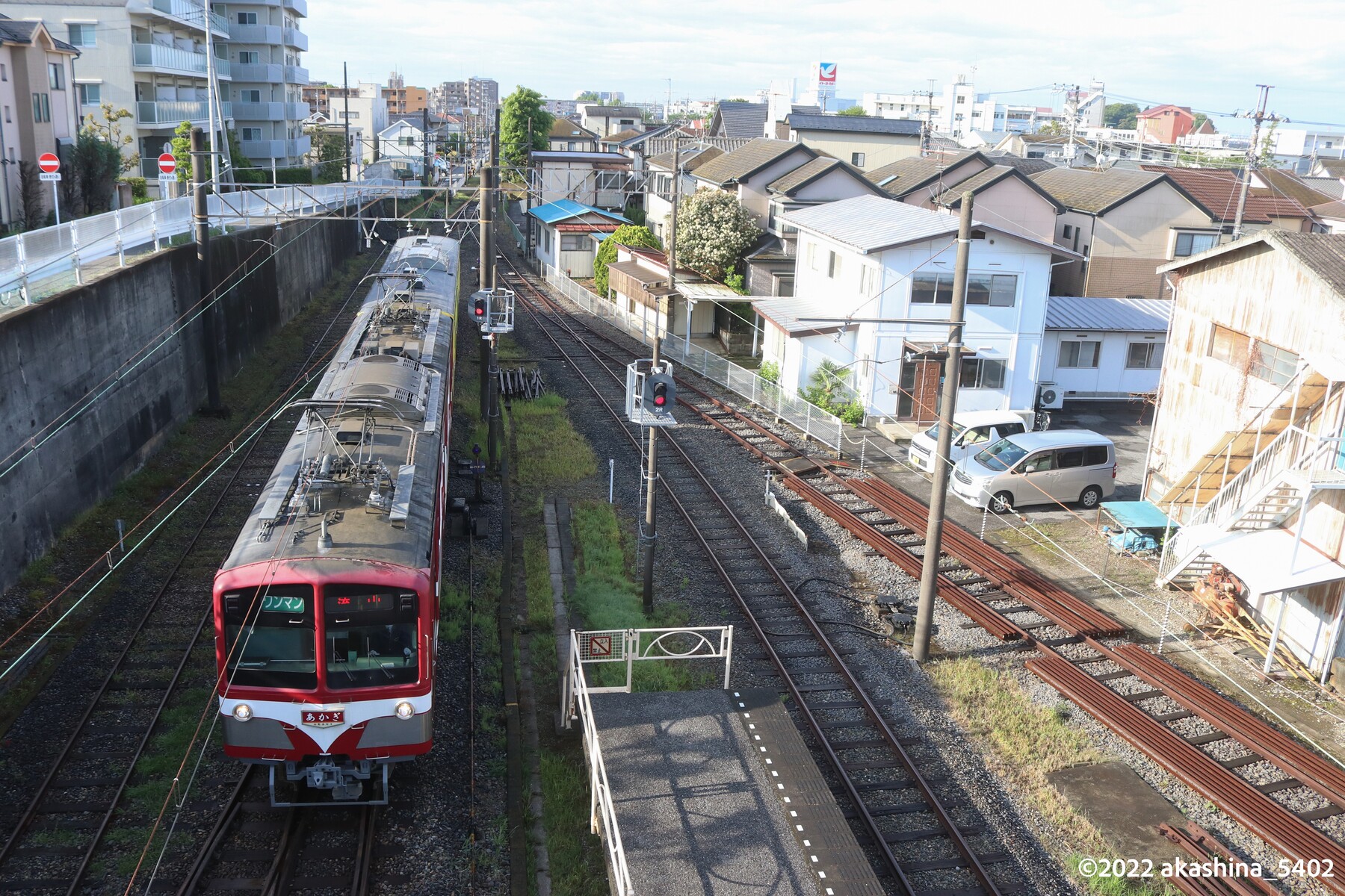 影の中を流山駅に到着する「あかぎ」